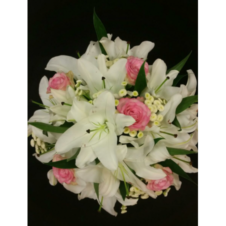 LYS ORIENTAL 21 TIGES COMPOSE DE 6 LYS STAR + 5 ROSES LOVELY + 5 MATRICAIRE + 5 SALLAL LYS ORIENTAL 21 TIGES COMPOSE DE 6 LYS STAR + 5 ROSES LOVELY + 5 MATRICAIRE + 5 SALLAL