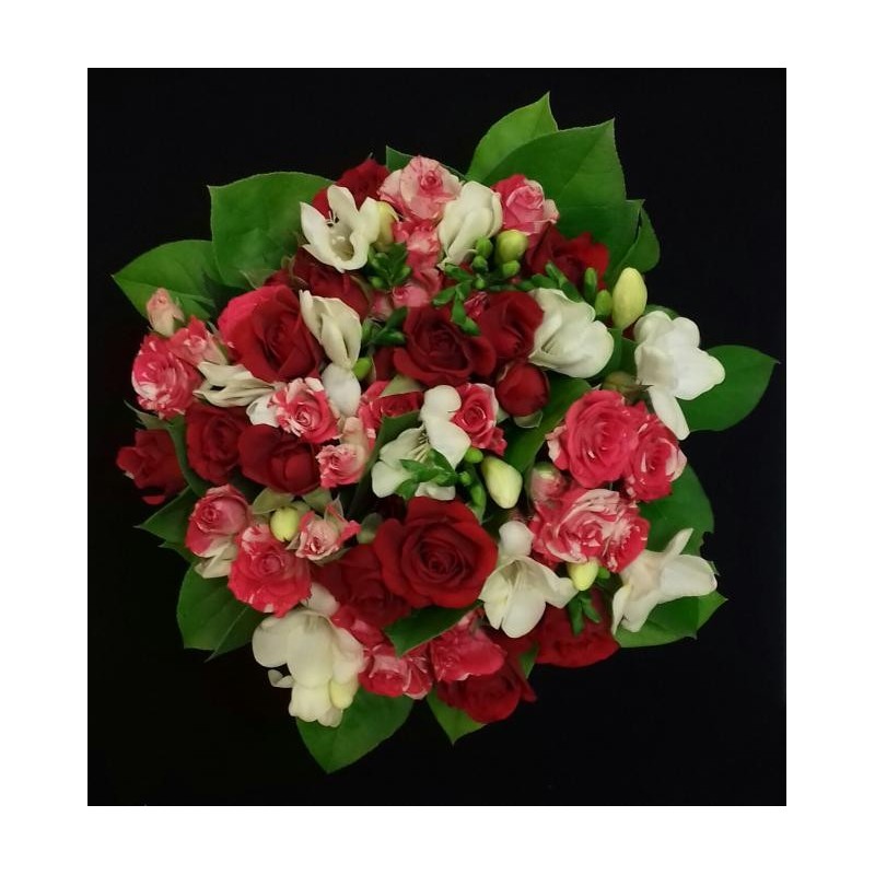 BOUQUET PROMOTION ROSE BUISSON 20 TIGES AVEC ROSE BUISSON PAR 10 FREESIA PAR 5 ET FEUILLAGE SALAL PAR 5